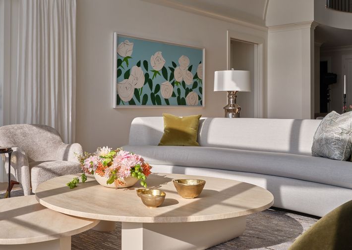 Highlighting the homeowner’s extensive art collection, including the Alex Katz artwork titled “White Roses”, are Isla coffee tables and a curved sofa from Dmitriy & Co in neutral tones. Highlighting the homeowner’s extensive art collection, including the Alex Katz artwork titled “White Roses”, are Isla coffee tables and a curved sofa from Dmitriy & Co in neutral tones.